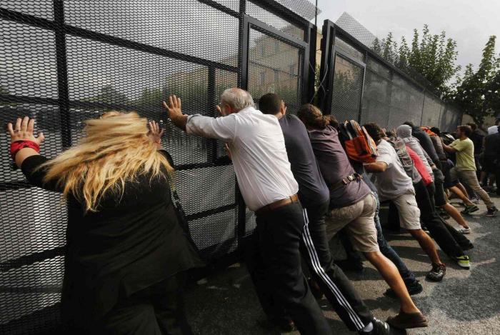 Miles de griegos protestan contra la visita de Angela Merkel (FOTOS)