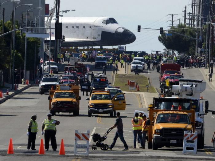 El Endeavour, de paseo por las calles de Los Ángeles antes de ser pieza de museo (FOTOS)