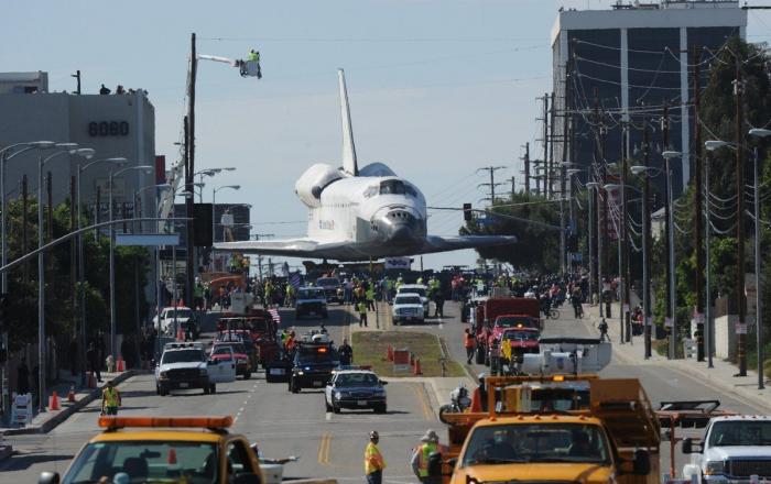 El Endeavour, de paseo por las calles de Los Ángeles antes de ser pieza de museo (FOTOS)
