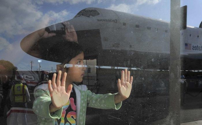 El Endeavour, de paseo por las calles de Los Ángeles antes de ser pieza de museo (FOTOS)