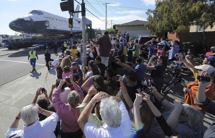 El Endeavour, de paseo por las calles de Los Ángeles antes de ser pieza de museo (FOTOS)