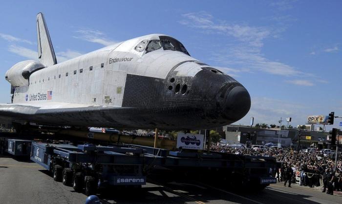 El Endeavour, de paseo por las calles de Los Ángeles antes de ser pieza de museo (FOTOS)