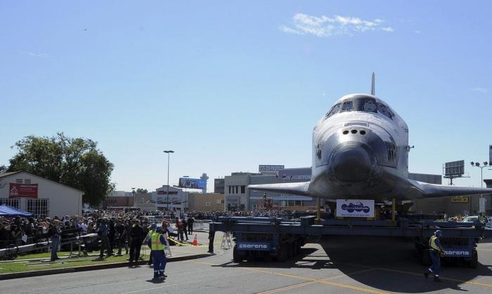El Endeavour, de paseo por las calles de Los Ángeles antes de ser pieza de museo (FOTOS)