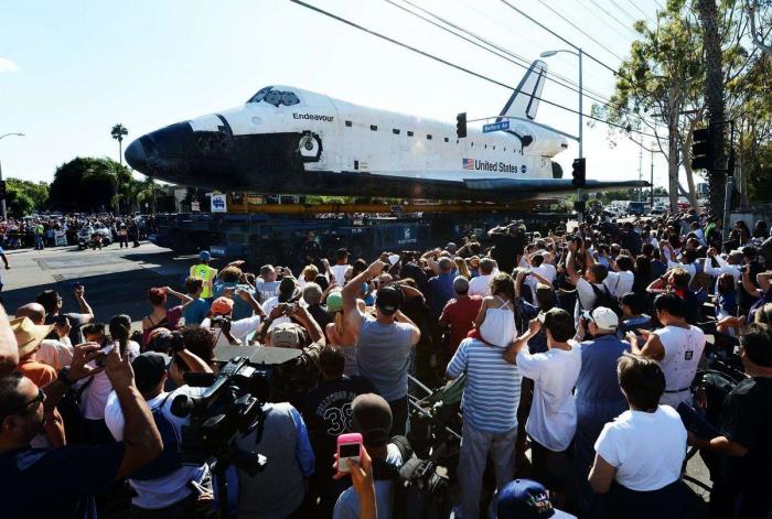 El Endeavour, de paseo por las calles de Los Ángeles antes de ser pieza de museo (FOTOS)