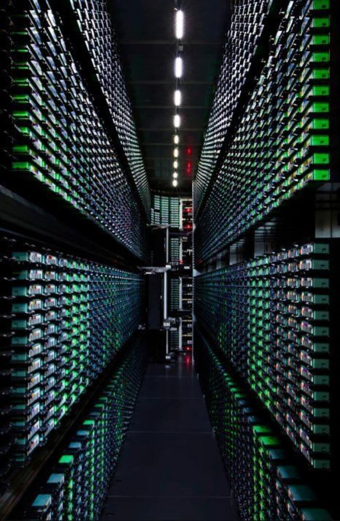 Centros de datos de Google: el gigante enseña sus tuberías de colores (FOTOS, VÍDEO)