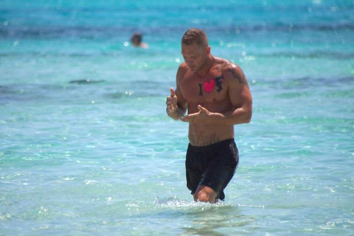 Nacho Vidal agrede a un policía tras ser sorprendido conduciendo drogado, a gran velocidad y sin puntos en el carné