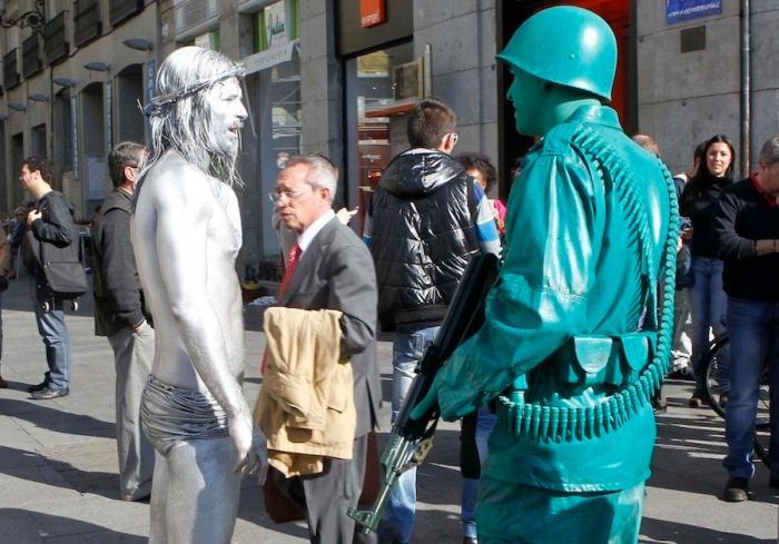 Hugo Silva, Mario Casas: estatuas humanas en Sol en el rodaje de "Las brujas de Zugarramurdi" (FOTOS)