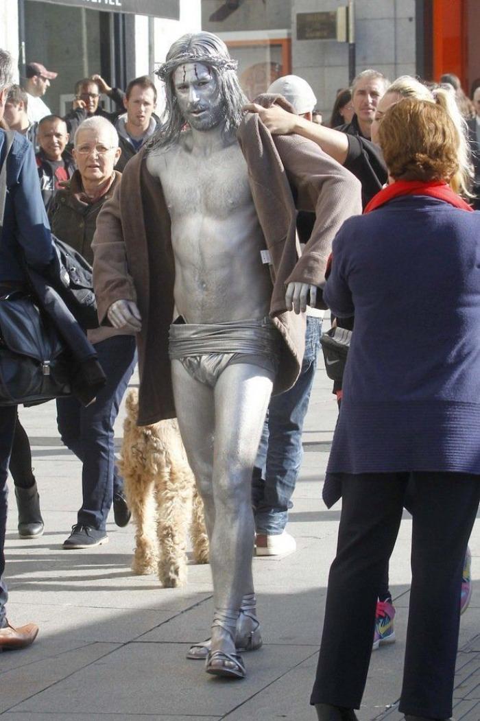 Hugo Silva, Mario Casas: estatuas humanas en Sol en el rodaje de "Las brujas de Zugarramurdi" (FOTOS)