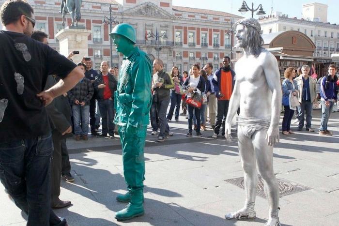 Hugo Silva, Mario Casas: estatuas humanas en Sol en el rodaje de "Las brujas de Zugarramurdi" (FOTOS)