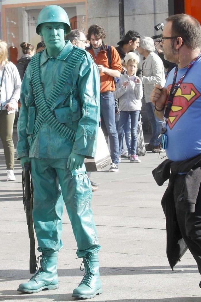 Hugo Silva, Mario Casas: estatuas humanas en Sol en el rodaje de "Las brujas de Zugarramurdi" (FOTOS)