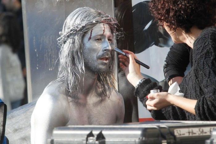 Hugo Silva, Mario Casas: estatuas humanas en Sol en el rodaje de "Las brujas de Zugarramurdi" (FOTOS)