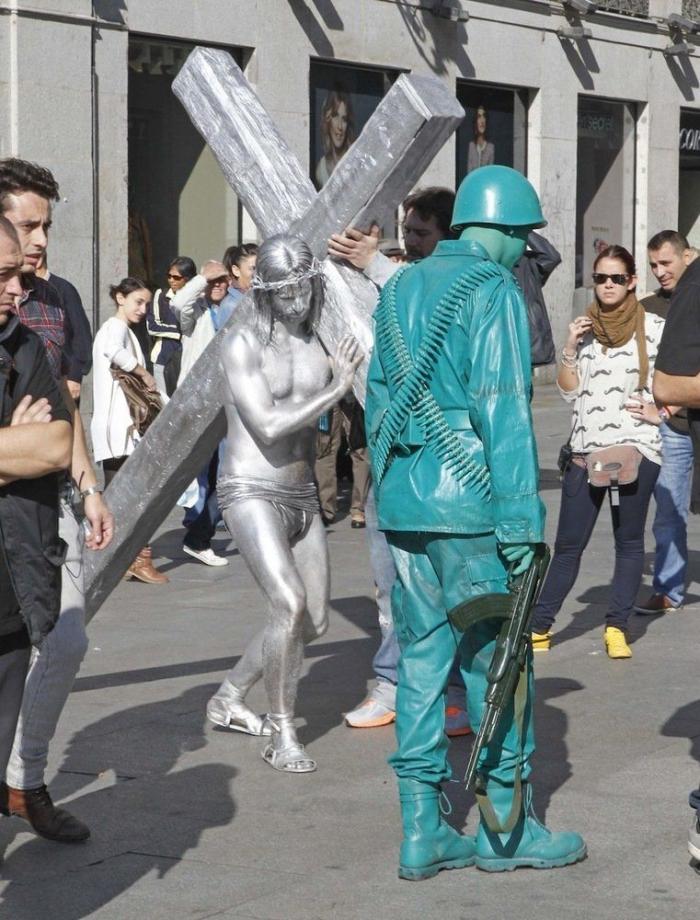 Hugo Silva, Mario Casas: estatuas humanas en Sol en el rodaje de "Las brujas de Zugarramurdi" (FOTOS)