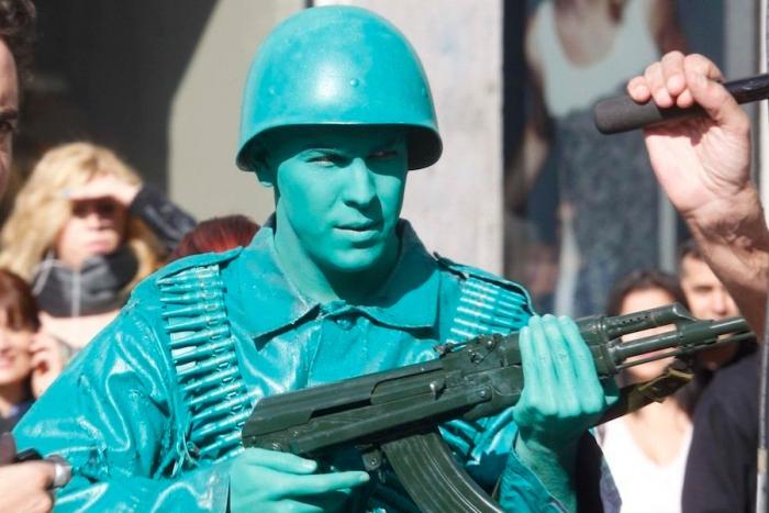 Hugo Silva, Mario Casas: estatuas humanas en Sol en el rodaje de "Las brujas de Zugarramurdi" (FOTOS)