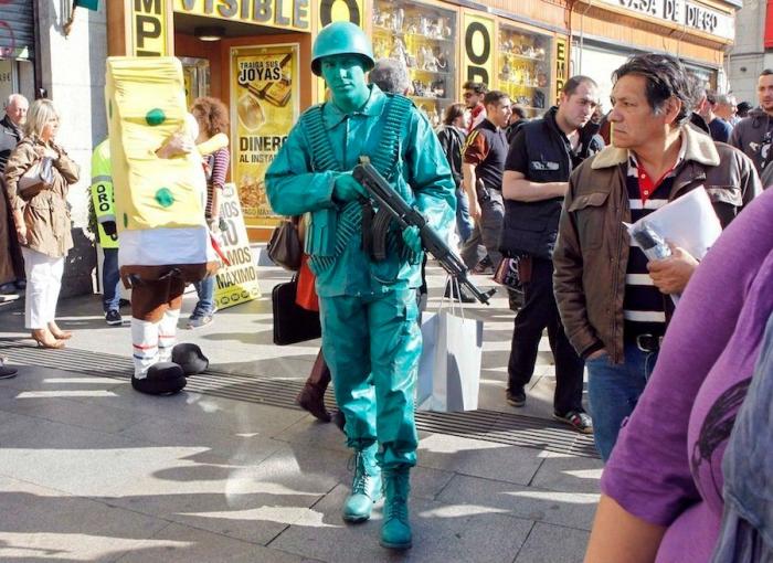 Hugo Silva, Mario Casas: estatuas humanas en Sol en el rodaje de "Las brujas de Zugarramurdi" (FOTOS)