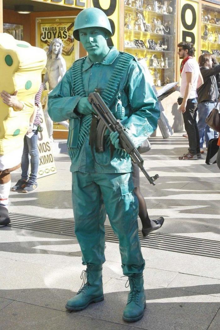 Hugo Silva, Mario Casas: estatuas humanas en Sol en el rodaje de "Las brujas de Zugarramurdi" (FOTOS)