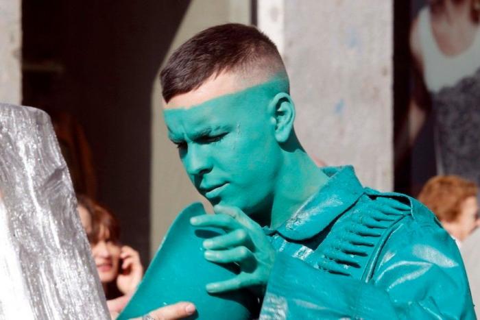 Hugo Silva, Mario Casas: estatuas humanas en Sol en el rodaje de "Las brujas de Zugarramurdi" (FOTOS)