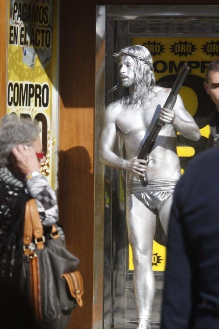 Hugo Silva, Mario Casas: estatuas humanas en Sol en el rodaje de "Las brujas de Zugarramurdi" (FOTOS)