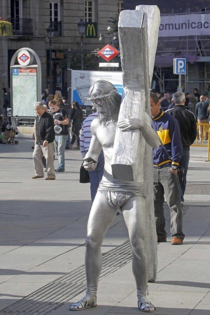 Hugo Silva, Mario Casas: estatuas humanas en Sol en el rodaje de "Las brujas de Zugarramurdi" (FOTOS)