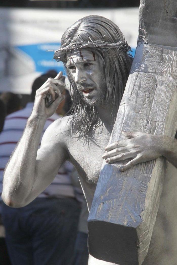 Hugo Silva, Mario Casas: estatuas humanas en Sol en el rodaje de "Las brujas de Zugarramurdi" (FOTOS)