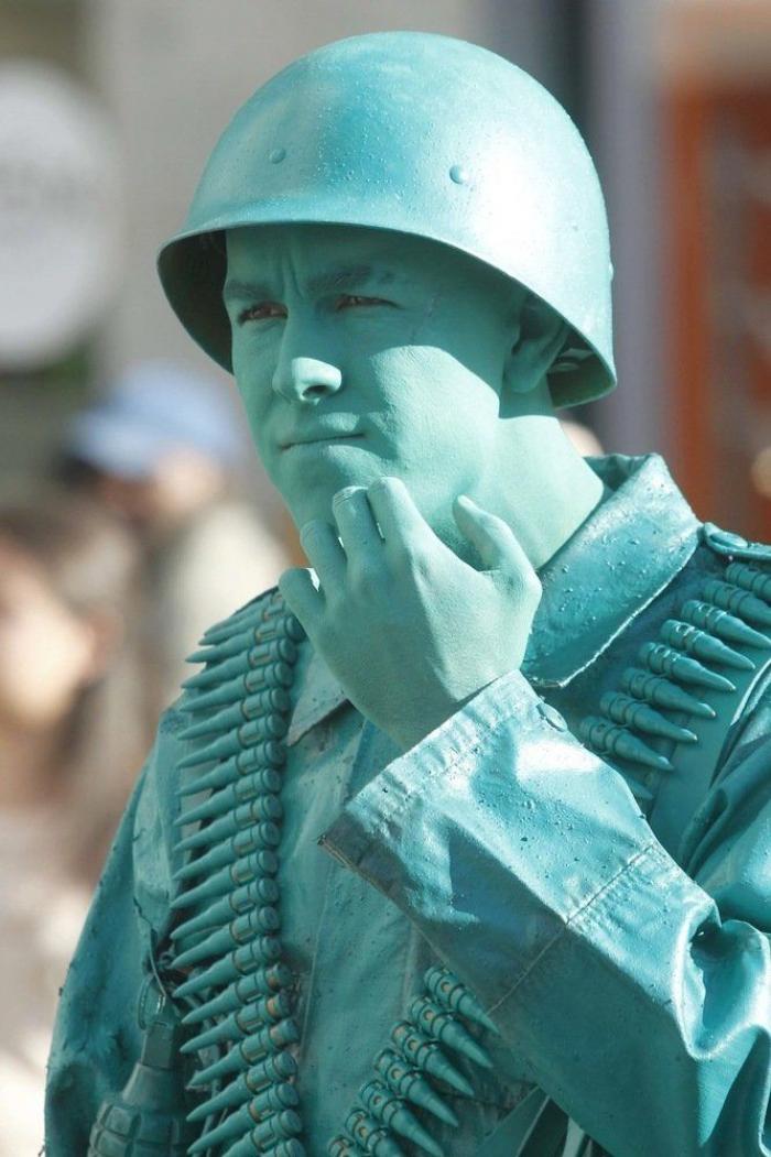 Hugo Silva, Mario Casas: estatuas humanas en Sol en el rodaje de "Las brujas de Zugarramurdi" (FOTOS)