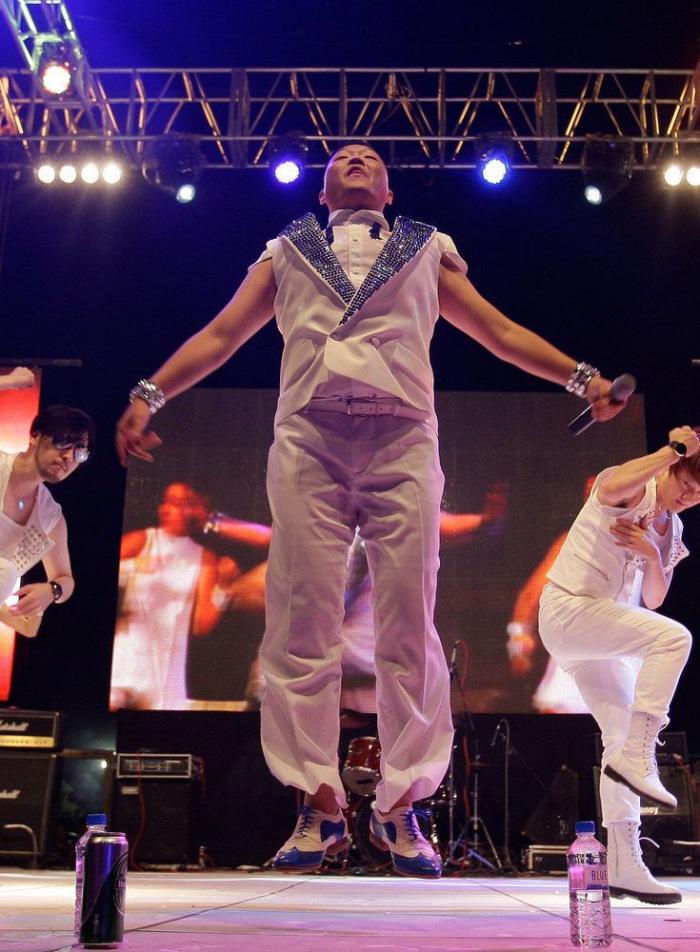 Gangnam Style: Madonna y PSY, juntos en el escenario, con el baile del caballo (VIDEO)