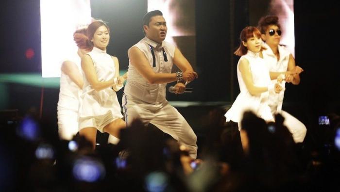 Gangnam Style: Madonna y PSY, juntos en el escenario, con el baile del caballo (VIDEO)