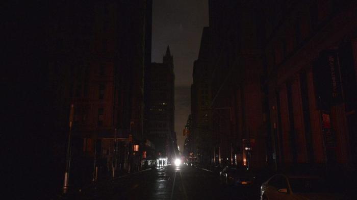 Huracán Sandy: reporteros que se mojaron para retransmitir su llegada (VÍDEOS)