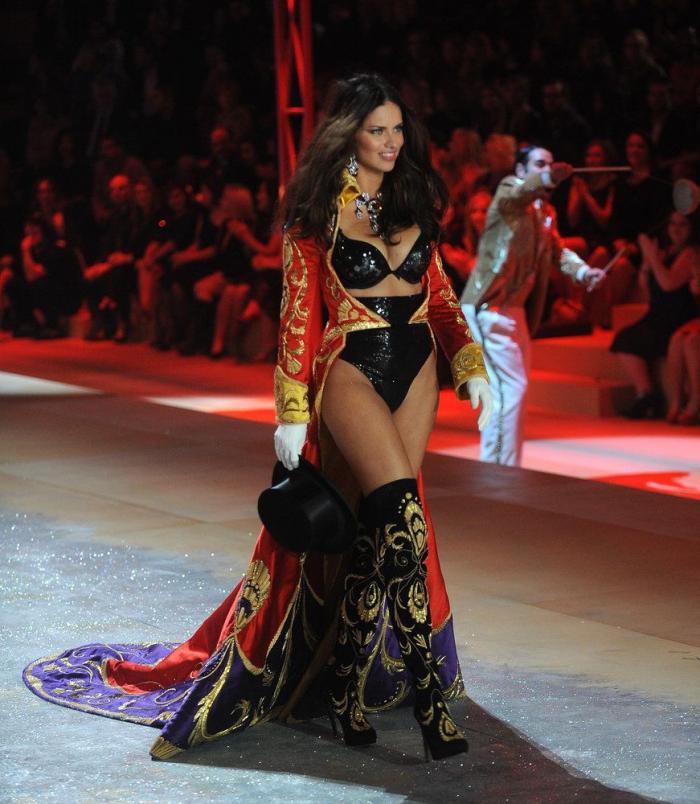 FOTOS: así ha sido el desfile Victoria's Secret 2014 en Londres