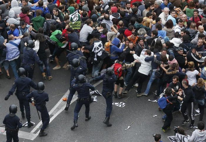 El 25S y el 15M convocan un nuevo 'Rodea el Congreso' con motivo de la huelga y llaman a permanecer toda la noche