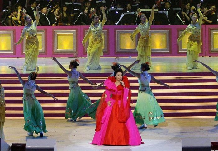 La próxima primera dama de China, Peng Liyuan, una cantante al servicio del Estado (VÍDEOS, FOTOS)