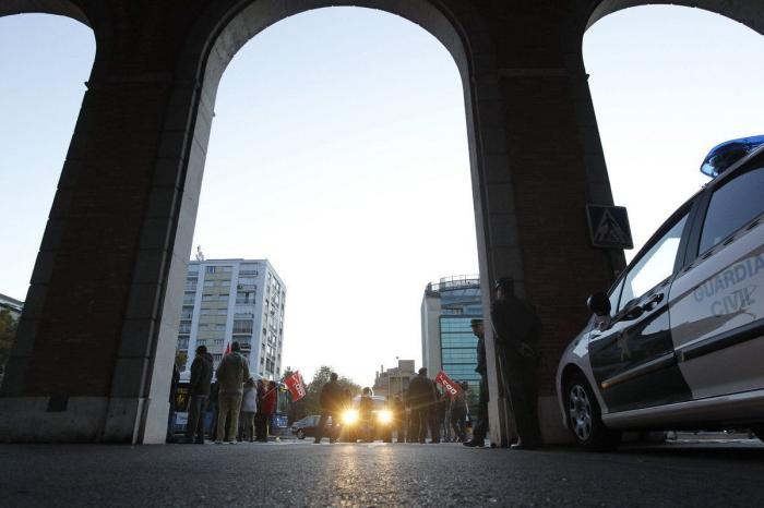 El Gobierno ignora la huelga y saca adelante un alivio a los desahucios sin consenso con el PSOE