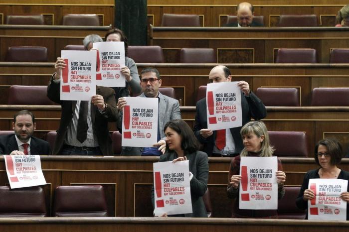 El Gobierno ignora la huelga y saca adelante un alivio a los desahucios sin consenso con el PSOE