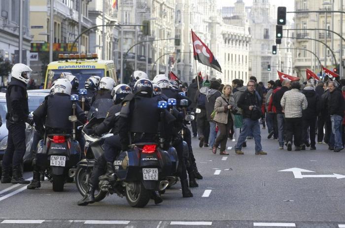 El Gobierno ignora la huelga y saca adelante un alivio a los desahucios sin consenso con el PSOE