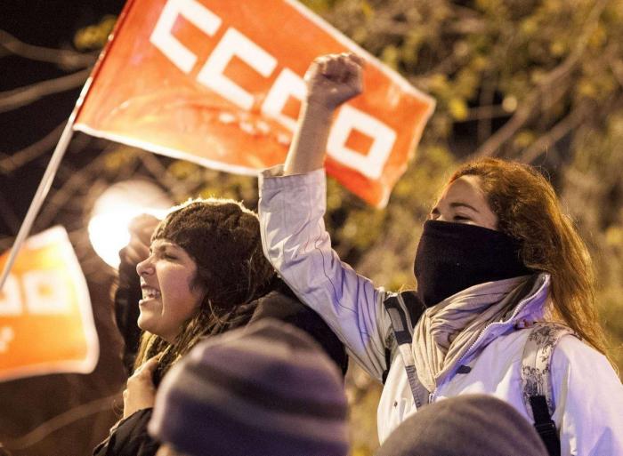 El Gobierno ignora la huelga y saca adelante un alivio a los desahucios sin consenso con el PSOE