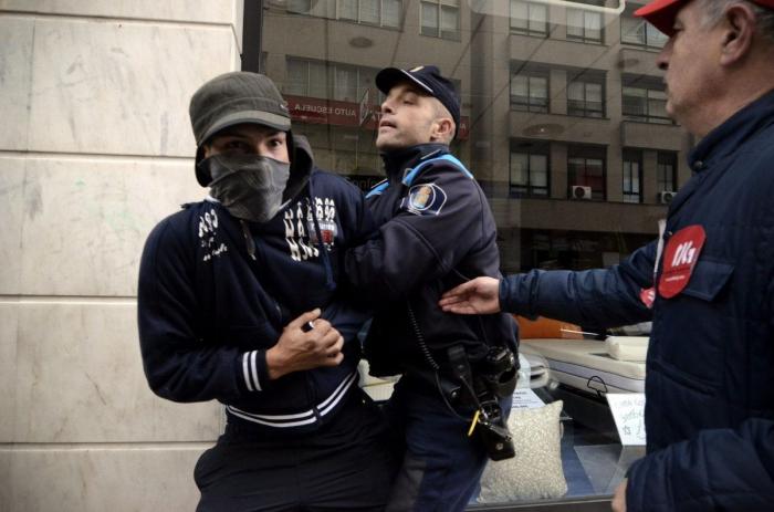 El Gobierno ignora la huelga y saca adelante un alivio a los desahucios sin consenso con el PSOE