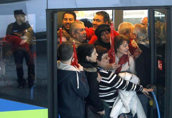 El Gobierno ignora la huelga y saca adelante un alivio a los desahucios sin consenso con el PSOE