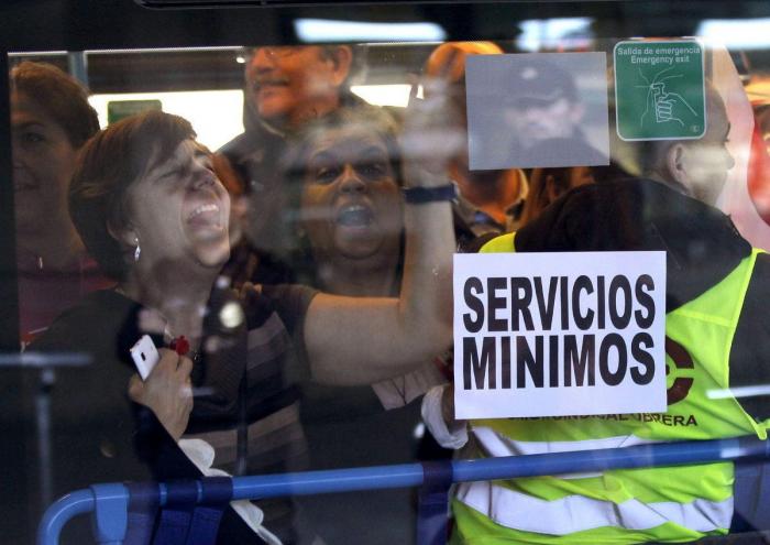 El Gobierno ignora la huelga y saca adelante un alivio a los desahucios sin consenso con el PSOE