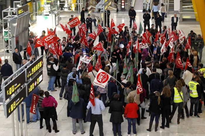El Gobierno ignora la huelga y saca adelante un alivio a los desahucios sin consenso con el PSOE
