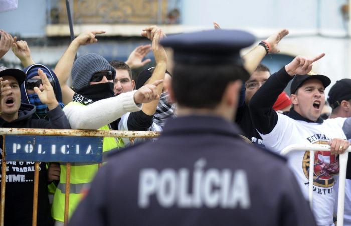 El Gobierno ignora la huelga y saca adelante un alivio a los desahucios sin consenso con el PSOE