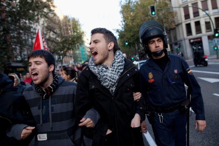 El Gobierno ignora la huelga y saca adelante un alivio a los desahucios sin consenso con el PSOE