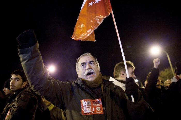 El Gobierno ignora la huelga y saca adelante un alivio a los desahucios sin consenso con el PSOE