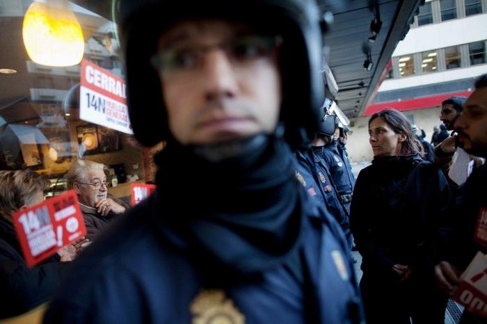 El Gobierno ignora la huelga y saca adelante un alivio a los desahucios sin consenso con el PSOE