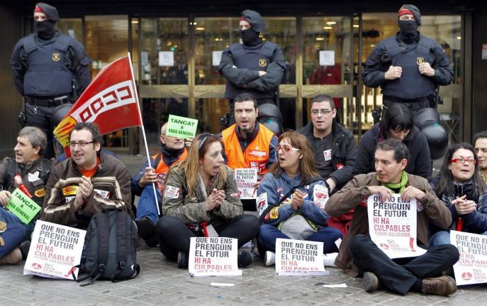 El Gobierno ignora la huelga y saca adelante un alivio a los desahucios sin consenso con el PSOE