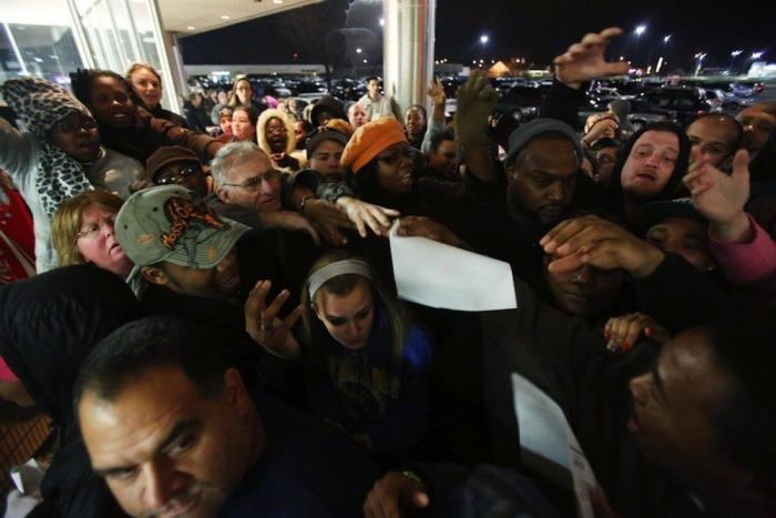 Peleas en rebajas en Black Friday: lucha en Walmart en el día del consumismo en EEUU (VÍDEO, FOTOS)