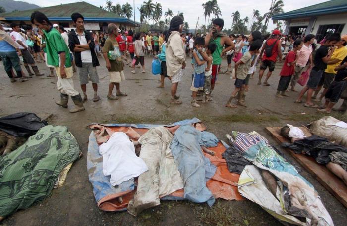 El tifón 'Bopha' deja al menos 238 muertos a su paso por Filipinas (FOTOS)