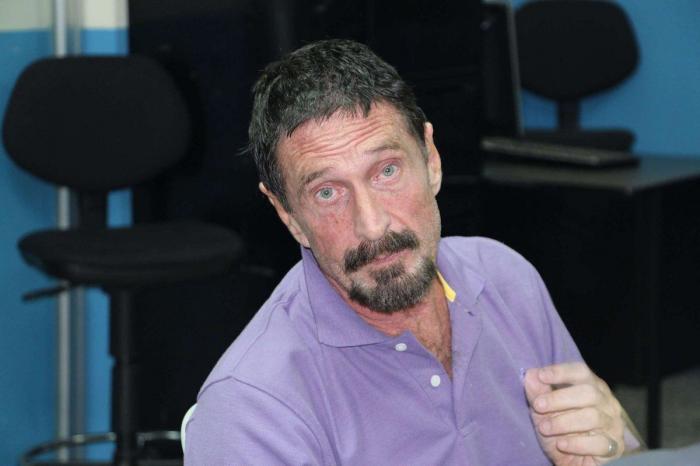 El cadáver de McAfee sigue en Barcelona siete meses después de su suicidio