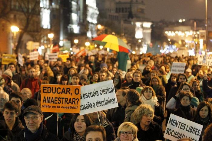 Miles de personas en 30 ciudades de España se manifiestan contra la ley de Wert (FOTOS)
