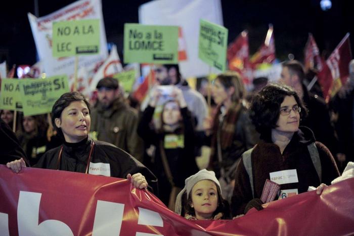 Miles de personas en 30 ciudades de España se manifiestan contra la ley de Wert (FOTOS)