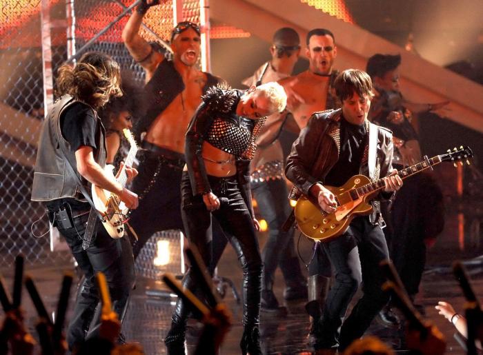 Miley Cyrus combina cuello de cisne con 'escote raruno' (FOTOS)