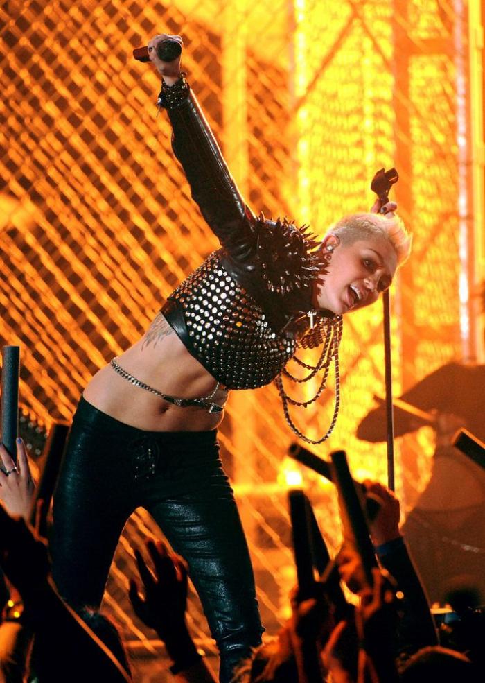 Miley Cyrus combina cuello de cisne con 'escote raruno' (FOTOS)
